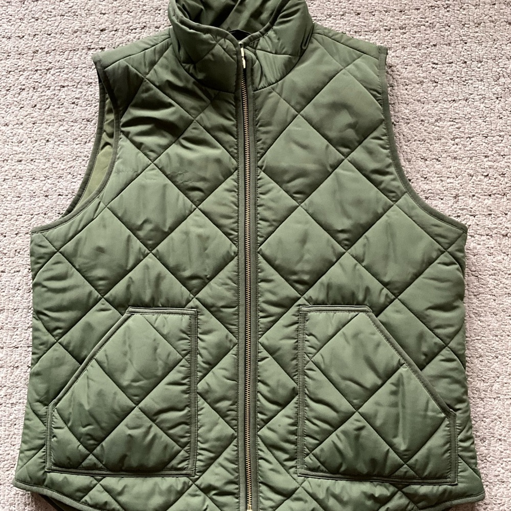 Size large J. Crew quilted vest. Excellent condition .Great olive green color !